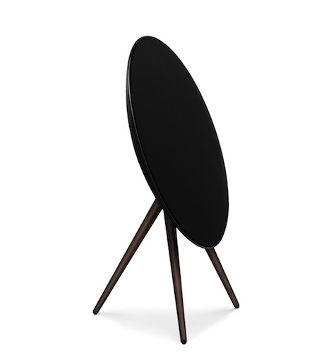 B&O PLAY by Bang & Olufsen umhüllt den beliebten BeoPlay A9 mit einem Hauch schwarzer Magie.