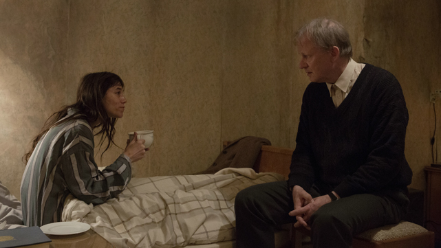 Der Junggeselle Seligman (Stellan Skarsgård) findet in einer Gasse die brutal zusammengeschlagene Joe (Charlotte Gainsbourg) und nimmt sie mit zu sich. Dort erzählt sie ihm ihre Lebensgeschichte. (© Concorde Home Entertainment)