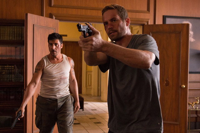 Die unfreiwilligen Partner Lino (David Belle) und Damien (Paul Walker) entwickeln sich zu einem echten Team. (© Universum Film)