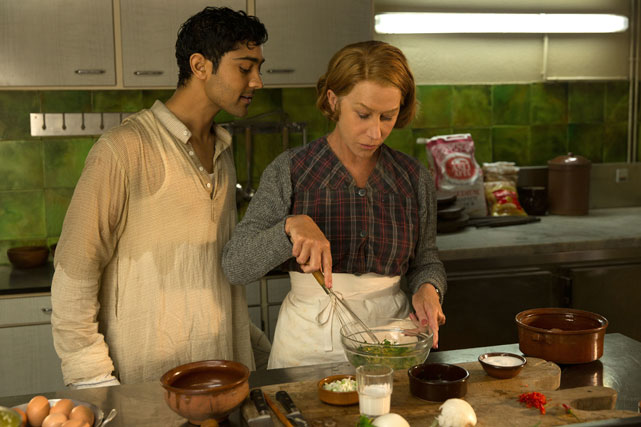 Hassan Kadam (Manish Dayal) erkundet mit Hilfe der Restaurantchefin Madame Mallory (Helen Mirren) die Welt der Haute Cuisine. (© Constantin Film)