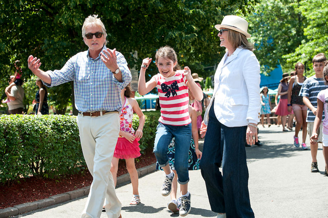 Fast schon ein Familienausflug: Oren Little (Michael Douglas) mit Enkelin Sarah (Sterling Jerins) und Nachbarin Leah (Diane Keaton). (© Senator Film)