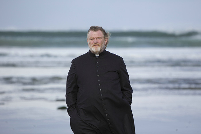 Priester James Lavelle (Brendan Gleeson)  hat ein Problem: Ein Gemeindemitglied möchte ihn töten. (© Ascot Elite)