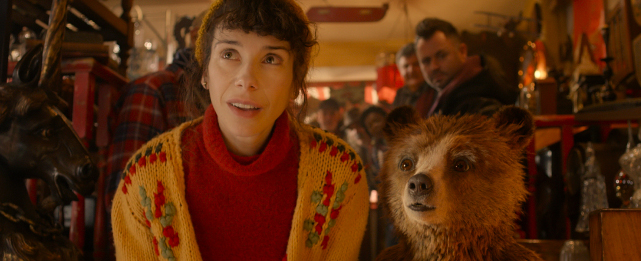 Dort wird er von Mrs. Brown (Sally Hawkins) und ihrer Familie aufgenommen. (© Studiocanal)