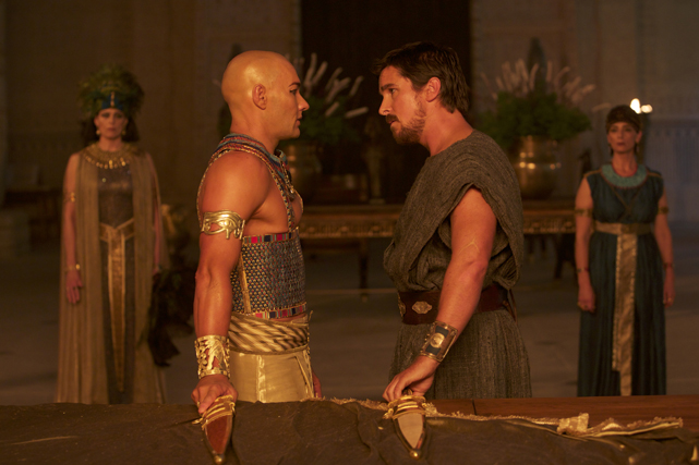 Ramses (Joel Edgerton, l.) und Moses (Christian Bale) stehen sich nicht mehr freundlich gesinnt gegenüber. (© 20th Century Fox)