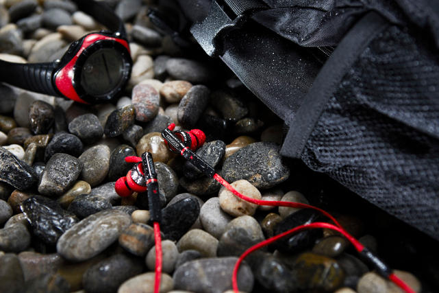 Musikbegeisterte Sportler, die auch bei einem Regenschauer nicht aufs Joggen verzichten möchten, finden mit dem Kenwood KH-SR800 den passenden In-Ear-Hörer.