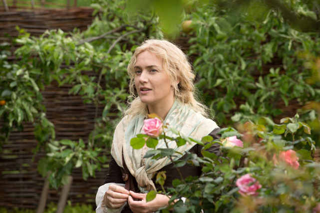 Die unkonventionelle Landschaftsgärtnerin Sabine De Barra (Kate Winslet) erhält den Auftrag, einen Park für Sonnenkönig Ludwig XIV. zu bauen. (© Universal Pictures)