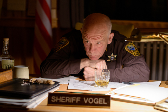 Allerdings fehlt noch die Leiche des Ermordeten - Sheriff Vogel (John Malkovich) ist nicht der Einzige, der danach sucht. (© Koch Media)