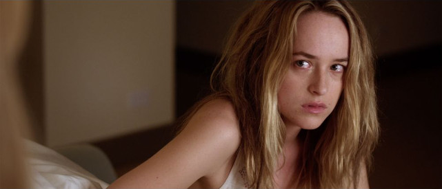 Chloe (Dakota Johnson) will Theo bei seiner Mission zur Rettung der Welt helfen. (© Tiberius Film)