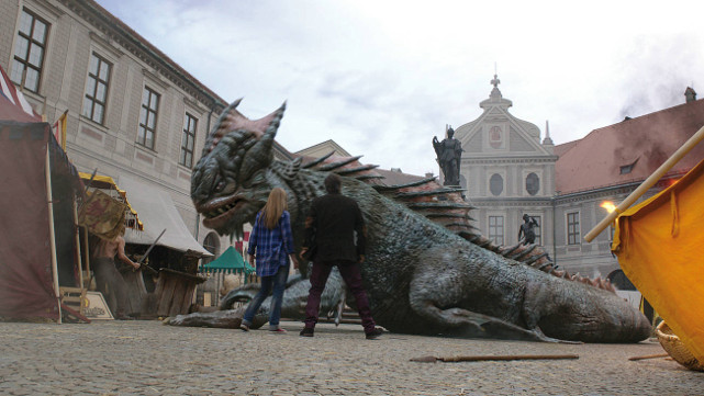 Um sie zu retten, überträgt Loki Mara seine Kräfte - die auch im Kampf mit dem Lindwurm hilfreich sind. (© Constantin Film)