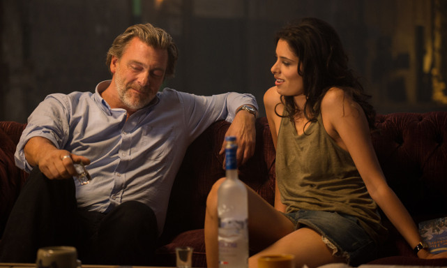 Weil sie die Regeln des Transporters kennen, sichern sich Anna und ihre Freundinnen (hier Gabriella Wright) ab - sie entführen Franks Vater (Ray Stevenson), dem das aber nicht so viel auszumachen scheint... (© Universum Film)