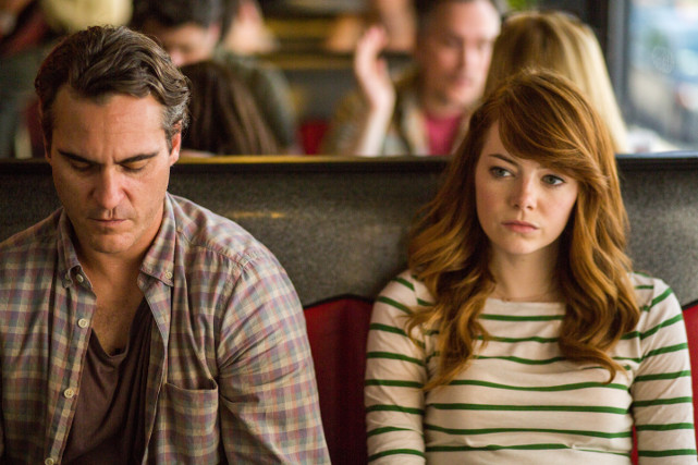 Studentin Jill (Emma Stone) ahnt nichts von den Plänen ihres Profs Abe Lucas (Joaquin Phoenix). (© Warner Bros)