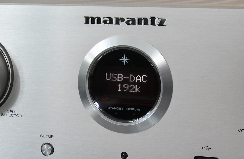 Das Marantz-typische Runddisplay, auch gern Bullauge genannt, gibt u.a. Auskunft über die gerade gewählte Quelle und die Abtastrate eingehender Audiofiles.