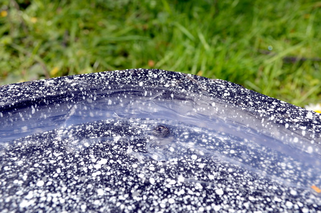 Zum Schutz vor eindringendem Wasser sind die Öffnungen am Gehäuseboden versiegelt.