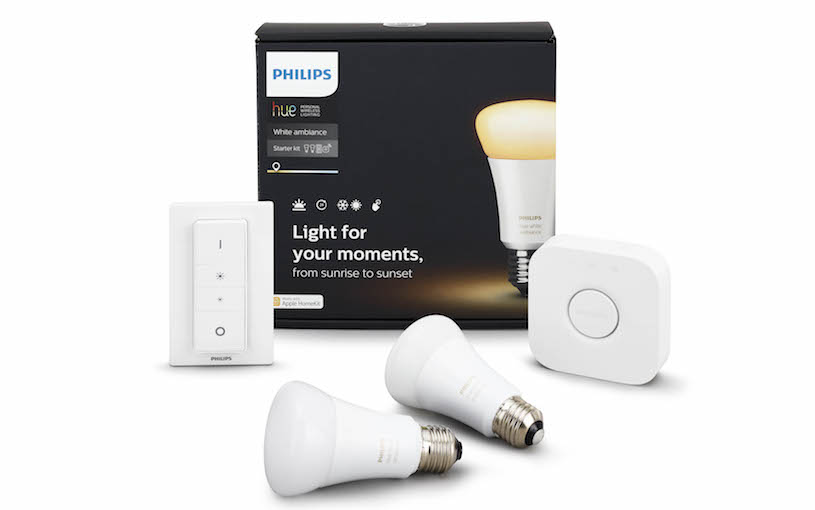 Ein Starter-Set von Philips Hue white ambiance beinhaltet zwei Lampen (800 Lumen bei einer Farbtemperatur von 4.000 Kelvin), eine Hue-Bridge mit Apple HomeKit-Unterstützung sowie einen Dimmer, der sich wie eine Fernbedienung mobil mitnehmen lässt