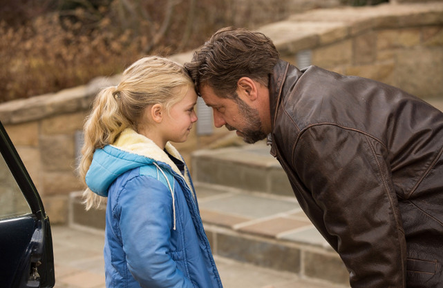 Bestsellerautor Jake Davis (Russell Crowe) ist nach dem Unfalltod seiner Frau alleine für seine kleine Tochter Katie (Kylie Rogers) verantwortlich. (© EuroVideo)