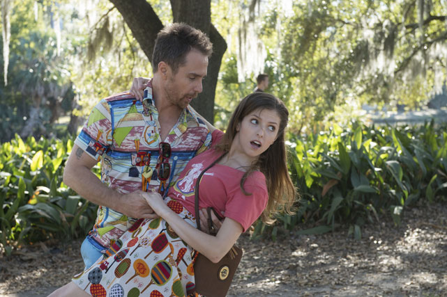 Martha (Anna Kendrick) ahnt nicht, dass ihr neuer Freund (Sam Rockwell) als Profikiller arbeitet. (© Universum Film)