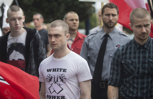 Der FBI-Agent Nate Foster (Daniel Radcliffe) infiltriert undercover eine ultra-rechte Neonazi-Organisation. (© Universum Film)