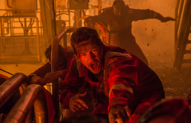 Chef-Techniker Mike Williams (Mark Wahlberg) gerät auf der Deepwater Horizon in eine Katastrophe. (© Studiocanal)