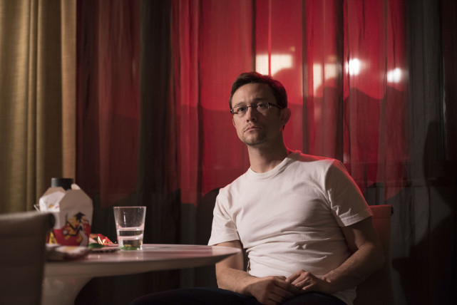 Edward Snowden (Joseph Gordon-Levitt) enthüllt im Hotel in Hongkong brisante Details über die Überwachungsmethoden der NSA. (© Universum Film)