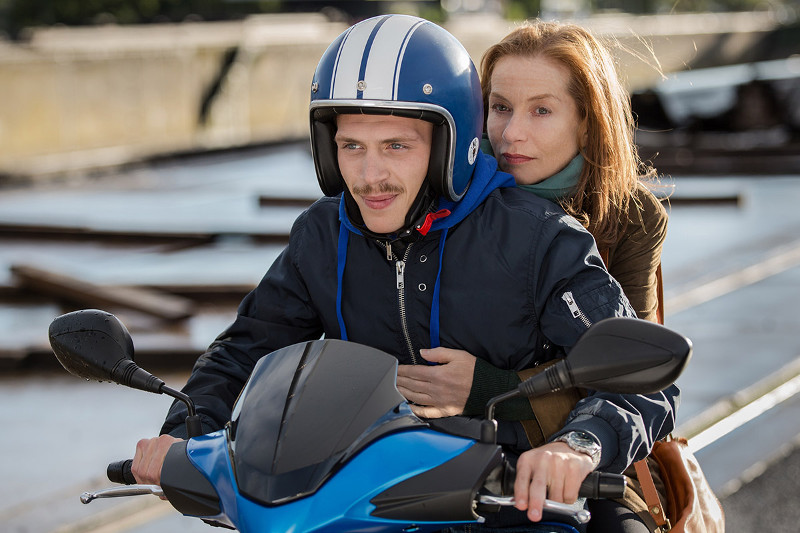 Jean (Kévin Azaïs) stellt das eintönige Leben von Liliane (Isabelle Huppert) auf den Kopf. (© Alamode Film/Fabrizio Maltese)