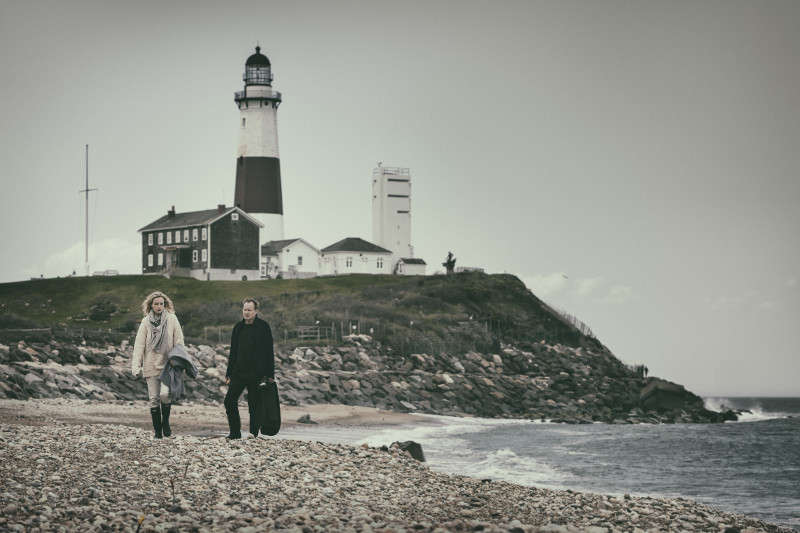 Schriftsteller Max (Stellan Skarsgård) und Anwältin Rebecca (Nina Hoss) verbringen ein Wochenende in Montauk. (© Universum Film)