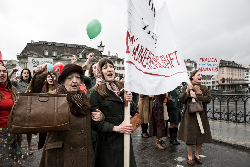 In einem kleiner Schweizer Dorf wagen die Frauen 1971 den Aufstand. (© Alamode)