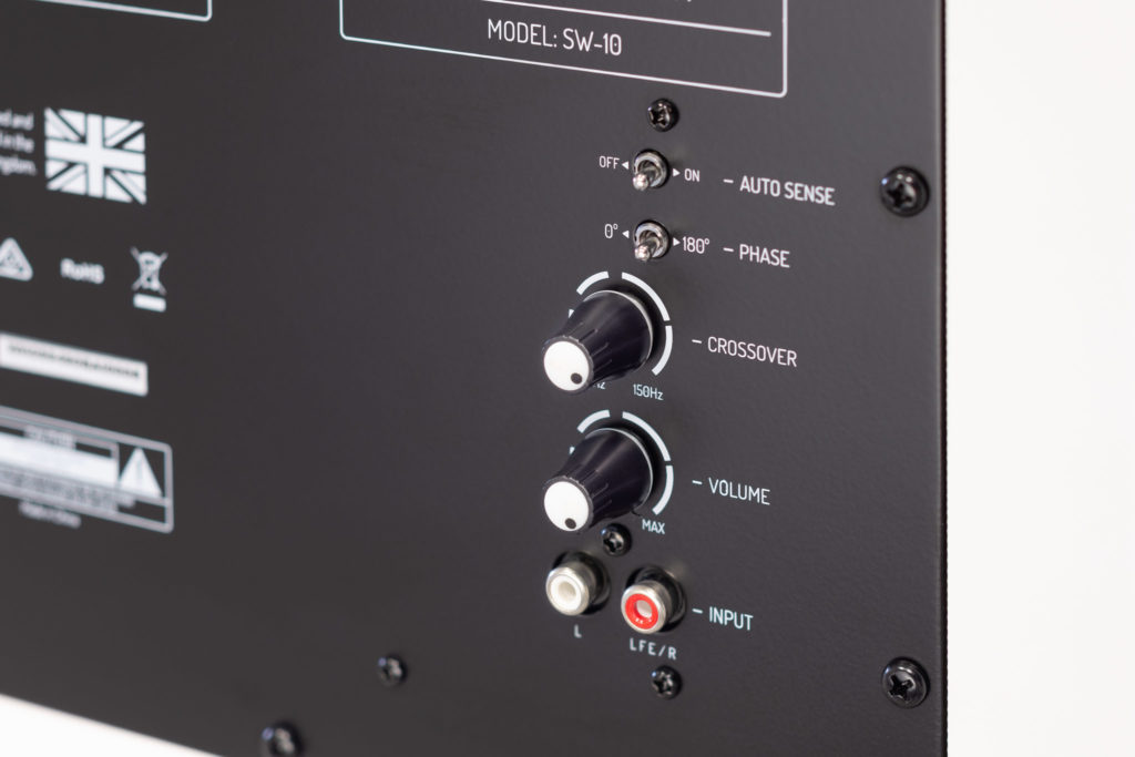 Der Anschluss des SW-10 erfolgt per Cinch-Kabel - Mono und Stereo sind möglich.