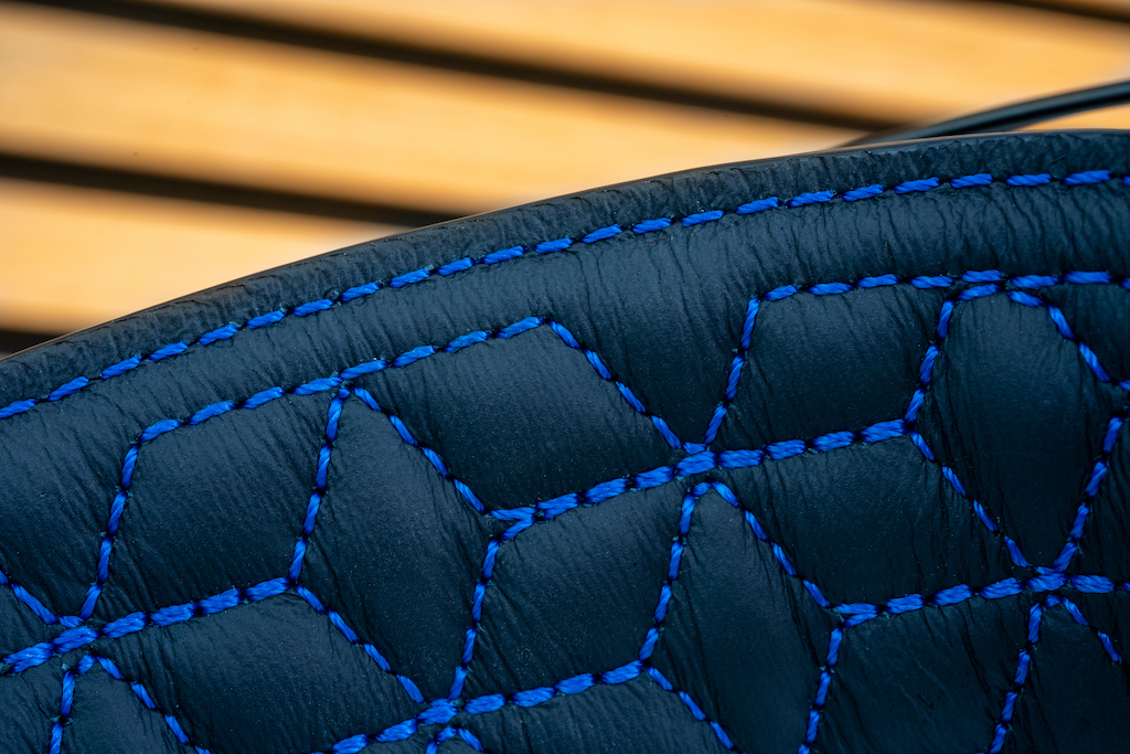 In der Nahaufnahme ist die perfekte Näharbeit erkennbar und die superbe Qualität des Leders fast spürbar.