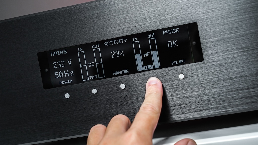 Beide Power Conditioner machen ihre Performance-steigernde Wirkung sichtbar und erfahrbar: Je ein Balkendiagramm zeigt den Zustand am Eingang und an den Ausgängen an. Dies gilt für die DC-Filterung sowie die HF-Filterung. Drückt man den jeweiligen „Test“-Taster unterhalb der Balkendiagramme (wie hier bei der HF-Filterung), wird die Filterung überbrückt. So ist der Vorher/nachher-Unterschied auch hörbar.