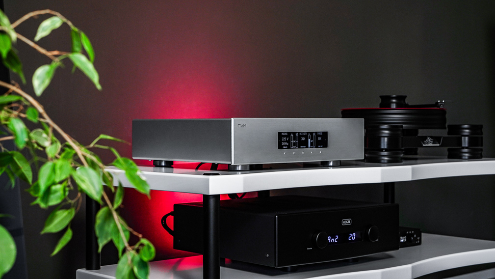 Der AVM PC 3.3 im Einsatz: Hier versorgt und schützt er den Plattenspieler Transrotor Darkstar, den Phono-Vorverstärker Lehmannaudio Decade und den Vollverstärker Hegel H360.