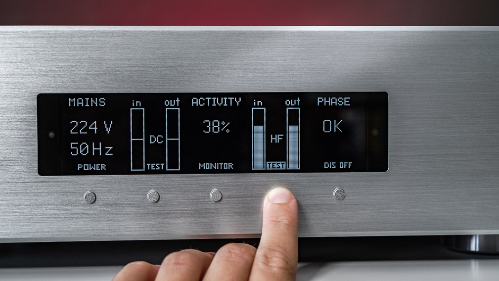 Auch für den HF-Anteil ist der Vorher/nachher-Effekt zweifach nachvollziehbar: sichtbar durch die Balkendiagramm-Anzeige für Input und Output, hörbar durch Drücken des Test-Tasters, der die HF-Filterung überbrückt und dies nun optisch und akustisch erkennbar macht.