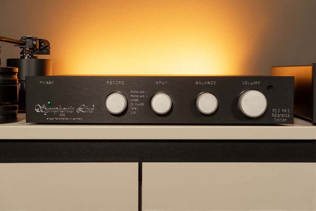 Klassiker in frischer Version: Die Vorstufe RG 3 baut Symphonic Line seit bald 35 Jahren. Nun ist der Preamp in der 5. Generation angekommen – und präsentiert sich auch als RG 3 MK 5 Reference Edition 5 im typischen Symphonic Line-Look.