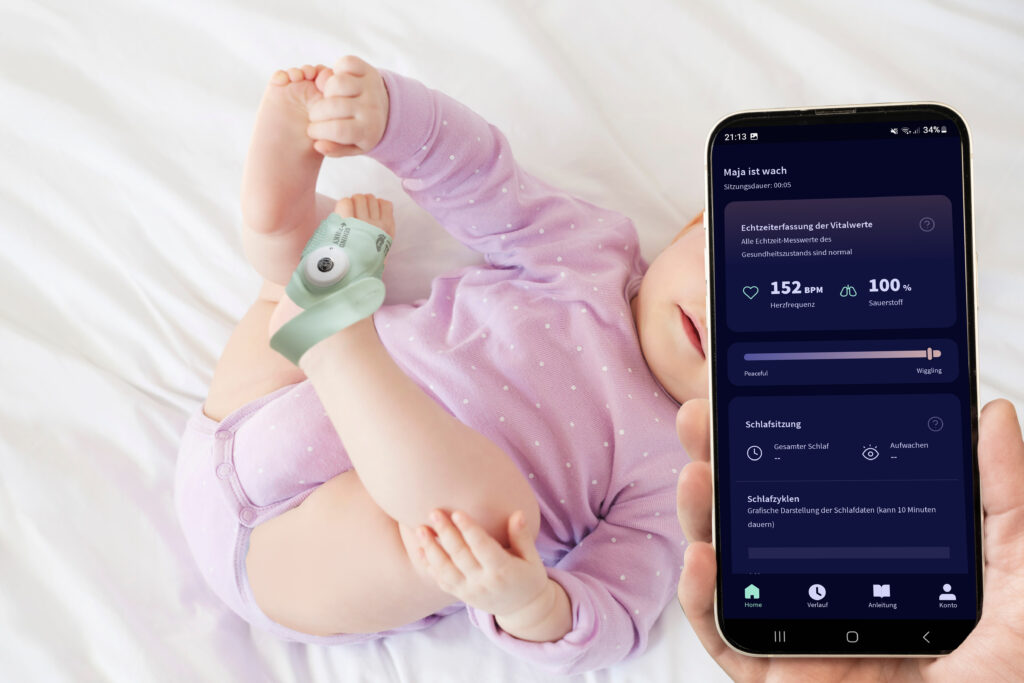 Dank der App sind die in Echtzeit erfassten Vitalwerte und der aktuelle Schlaf- oder Wachzustand des Kindes jederzeit und an jedem Ort einsehbar.
