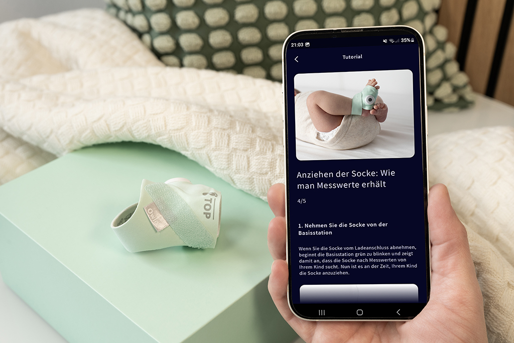 Die kostenlose App bietet ein umfassendes Tutorial zur Handhabung der Dream Sock. Sie macht die komfortable Einrichtung und Nutzung möglich, zeigt in Echtzeit die aktuelle Herzfrequenz und Sauerstoffsättigung des Babys an, benachrichtig bei Vitalwert-Abweichungen und informiert über Schlafdauer, -verlauf und aktuellen Status.
